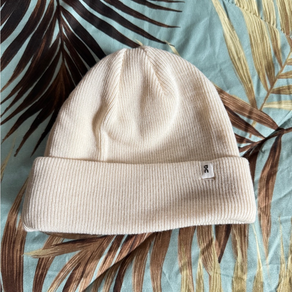 On Running Cream Ribbed Beanie